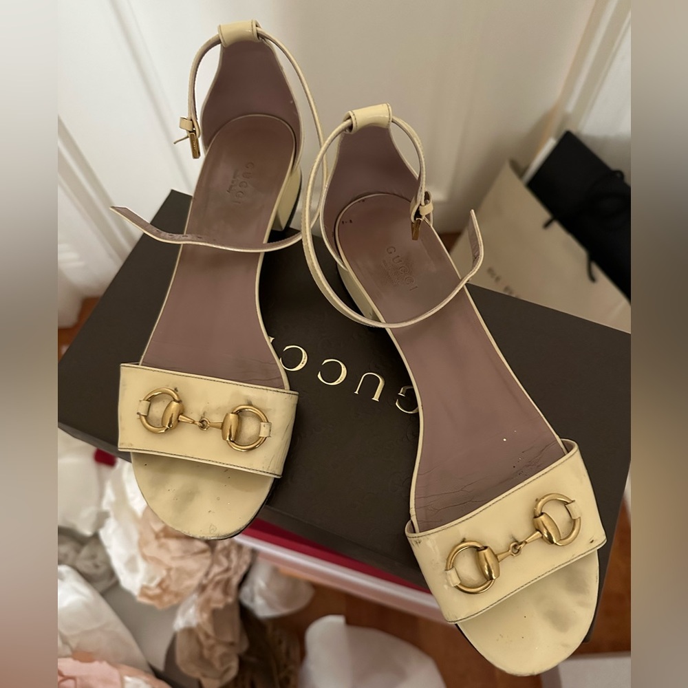 Gucci flat sandals in white